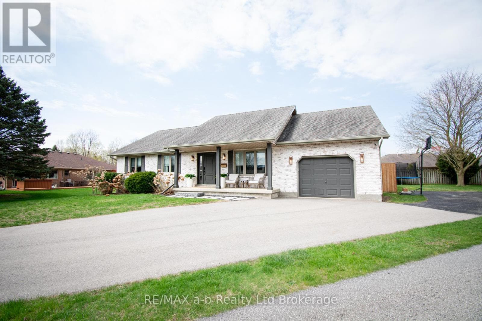Single Family at 3 Belfast Circle, Tillsonburg, Ontario - Photo 3 - RE/MAX Garden City Realty