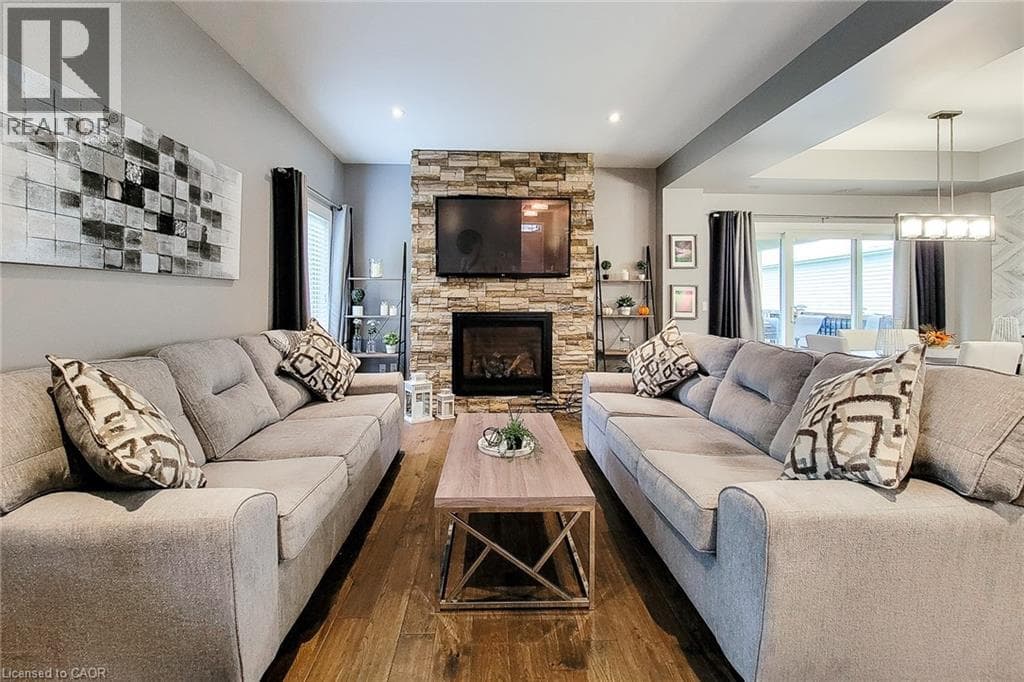 Single Family at 4274 SIXTH Avenue, Niagara Falls, Ontario - Photo 7 - RE/MAX Garden City Realty