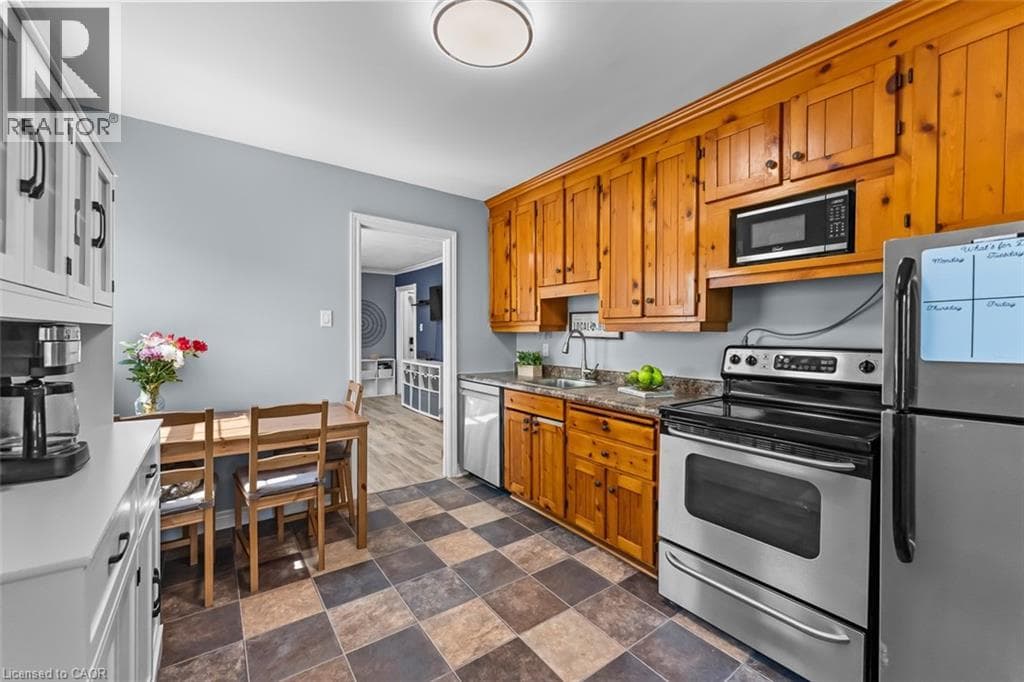 Single Family at 8 COVENTRY Street, St. Catharines, Ontario - Photo 10 - RE/MAX Garden City Realty