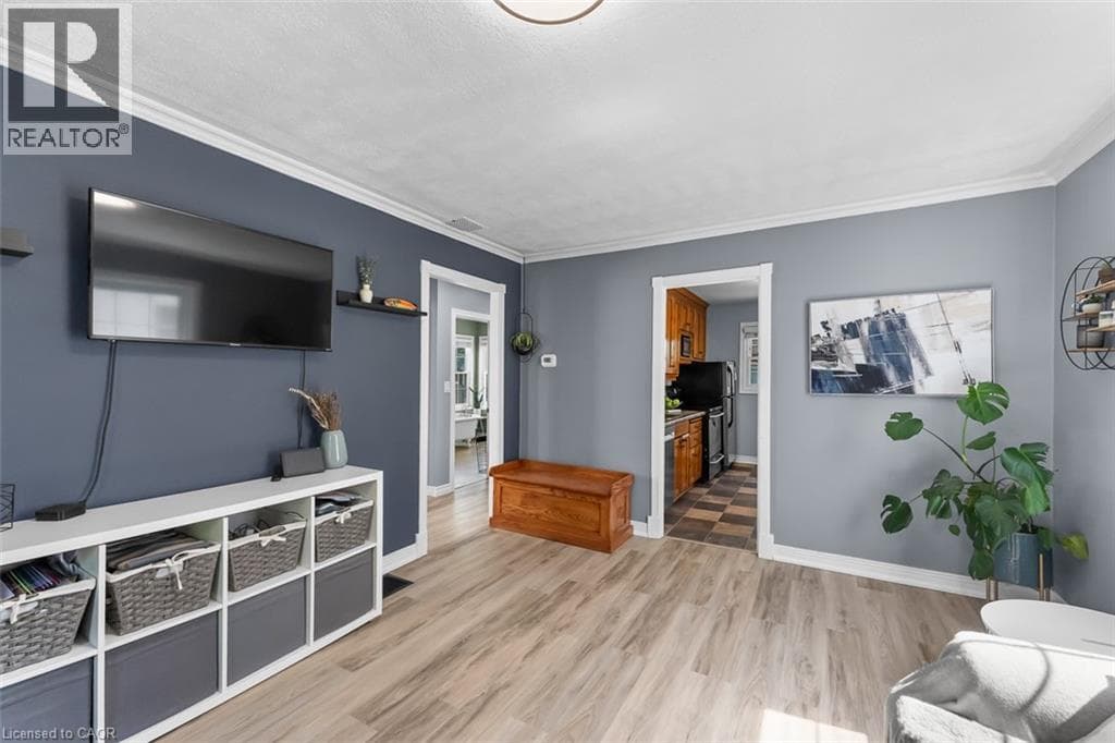 Single Family at 8 COVENTRY Street, St. Catharines, Ontario - Photo 6 - RE/MAX Garden City Realty