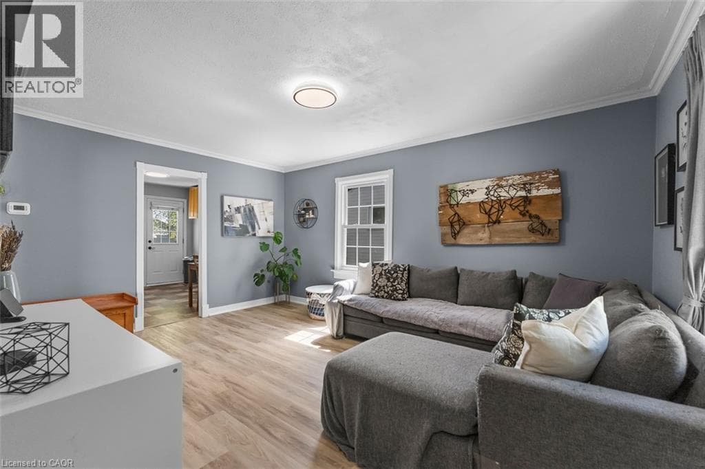 Single Family at 8 COVENTRY Street, St. Catharines, Ontario - Photo 4 - RE/MAX Garden City Realty