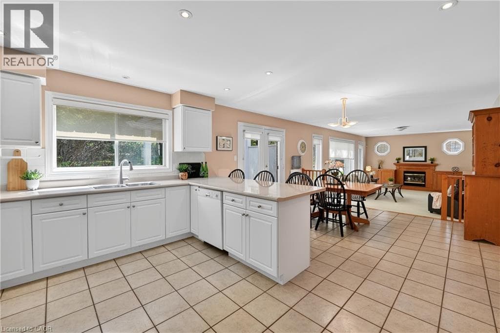 Single Family at 144 DORCHESTER Drive, Grimsby, Ontario - Photo 7 - RE/MAX Garden City Realty