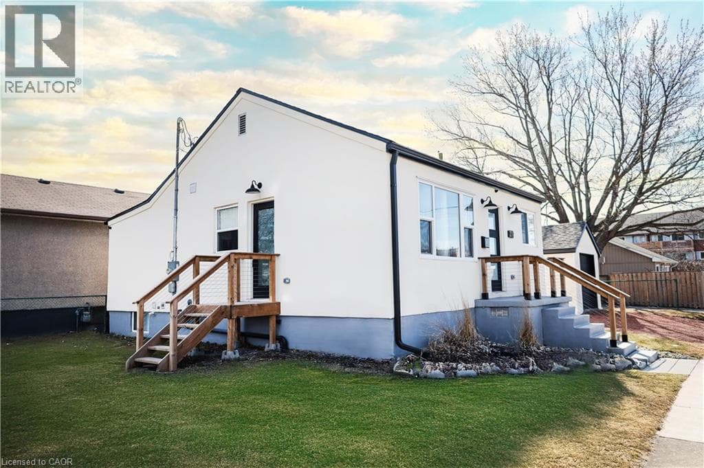 Single Family at 219 MACINNIS Street, Welland, Ontario - Photo 3 - RE/MAX Garden City Realty