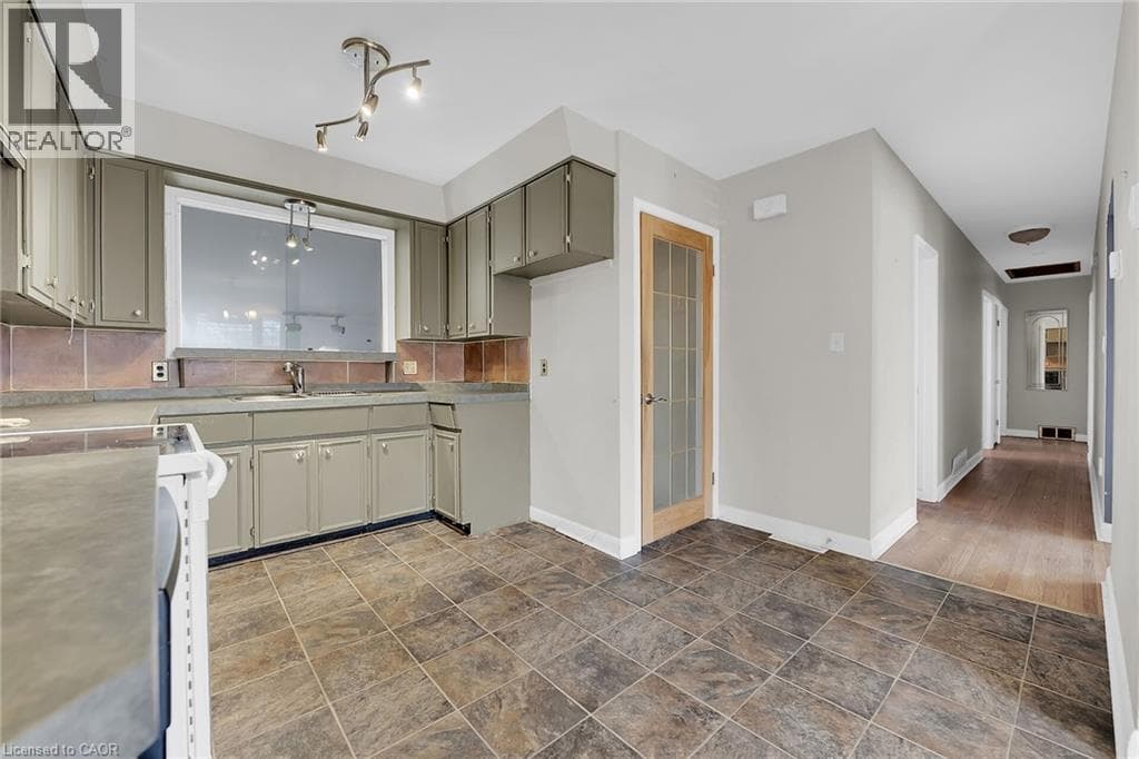 Single Family at 9 GAVIN Drive, St. Catharines, Ontario - Photo 8 - RE/MAX Garden City Realty