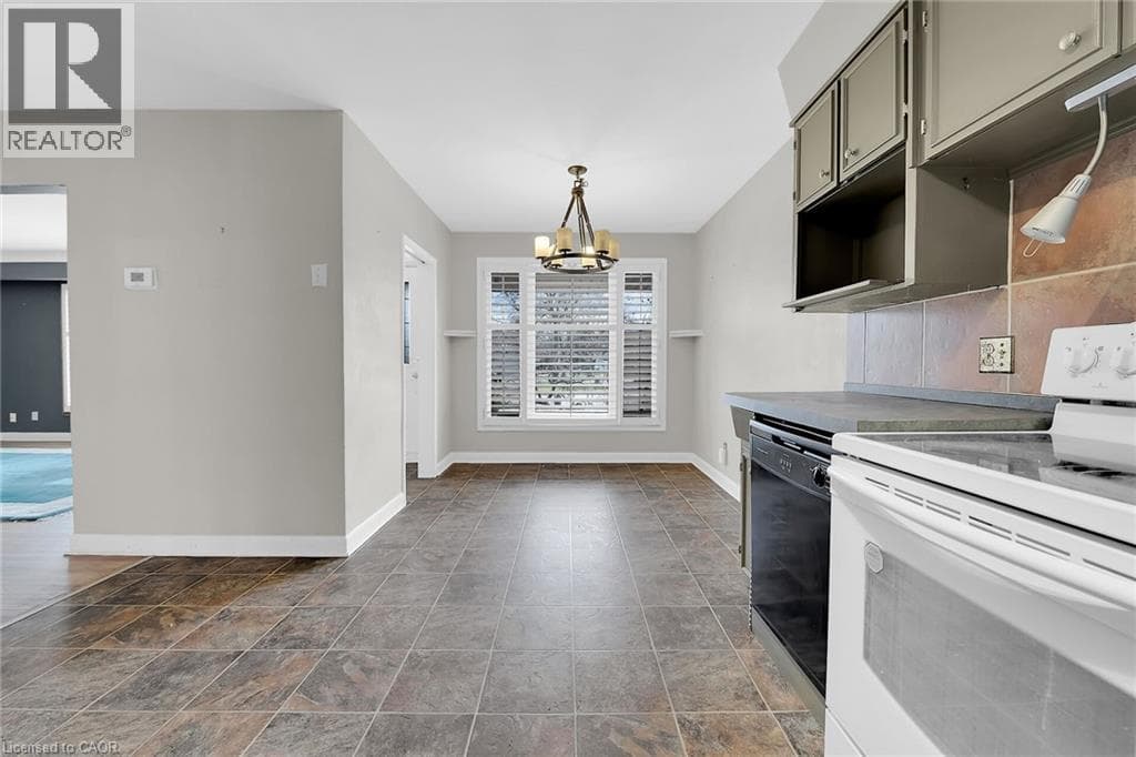 Single Family at 9 GAVIN Drive, St. Catharines, Ontario - Photo 10 - RE/MAX Garden City Realty
