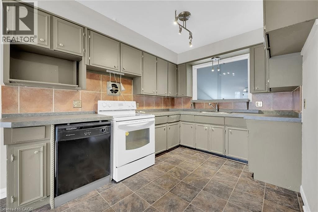 Single Family at 9 GAVIN Drive, St. Catharines, Ontario - Photo 9 - RE/MAX Garden City Realty