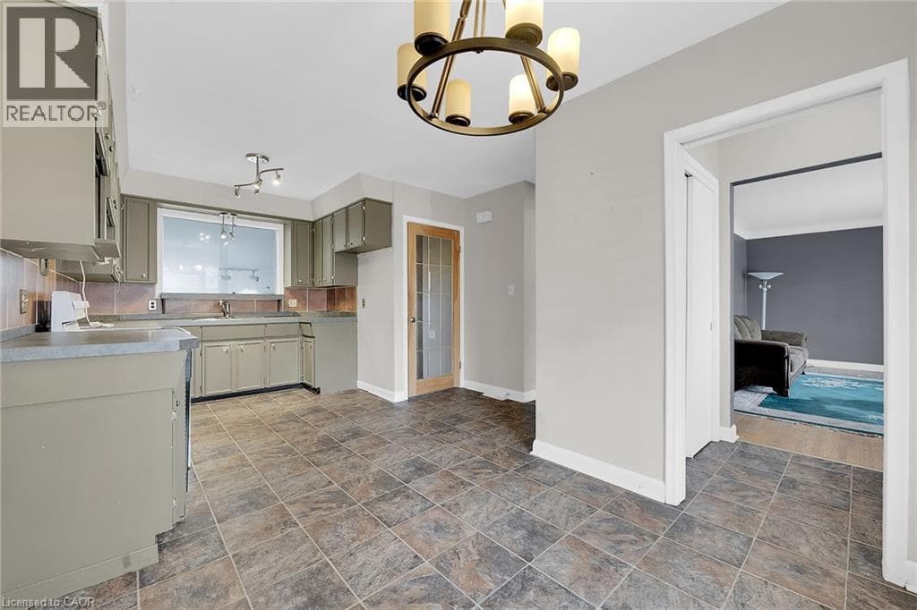Single Family at 9 GAVIN Drive, St. Catharines, Ontario - Photo 6 - RE/MAX Garden City Realty