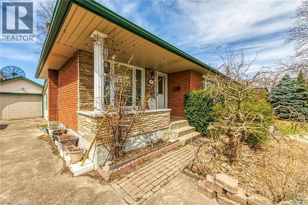 Single Family at 9 GAVIN Drive, St. Catharines, Ontario - Photo 4 - RE/MAX Garden City Realty