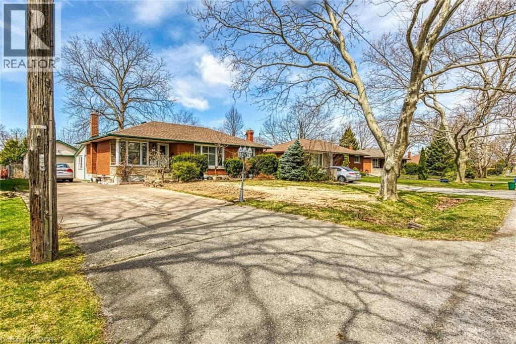 Single Family at 9 GAVIN Drive, St. Catharines, Ontario - Photo 2 - RE/MAX Garden City Realty
