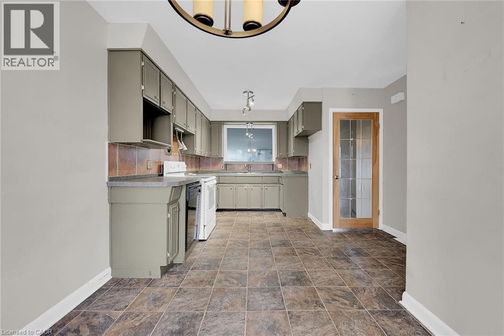 Single Family at 9 GAVIN Drive, St. Catharines, Ontario - Photo 5 - RE/MAX Garden City Realty