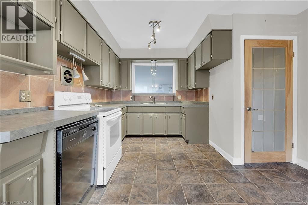 Single Family at 9 GAVIN Drive, St. Catharines, Ontario - Photo 7 - RE/MAX Garden City Realty