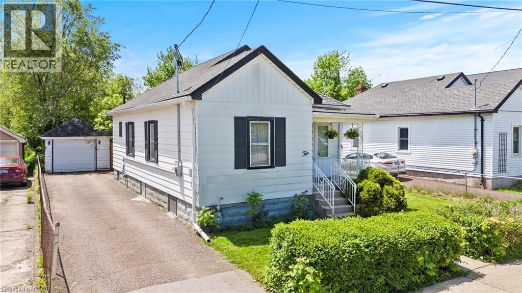 Single Family at 10 MONCK Street, St. Catharines, Ontario - Photo 3 - RE/MAX Garden City Realty