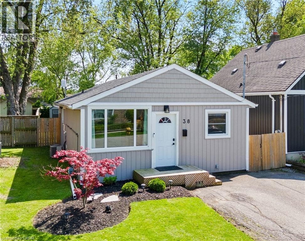 Single Family at 38 ALEXANDRA Boulevard, St. Catharines, Ontario - Photo 2 - RE/MAX Garden City Realty