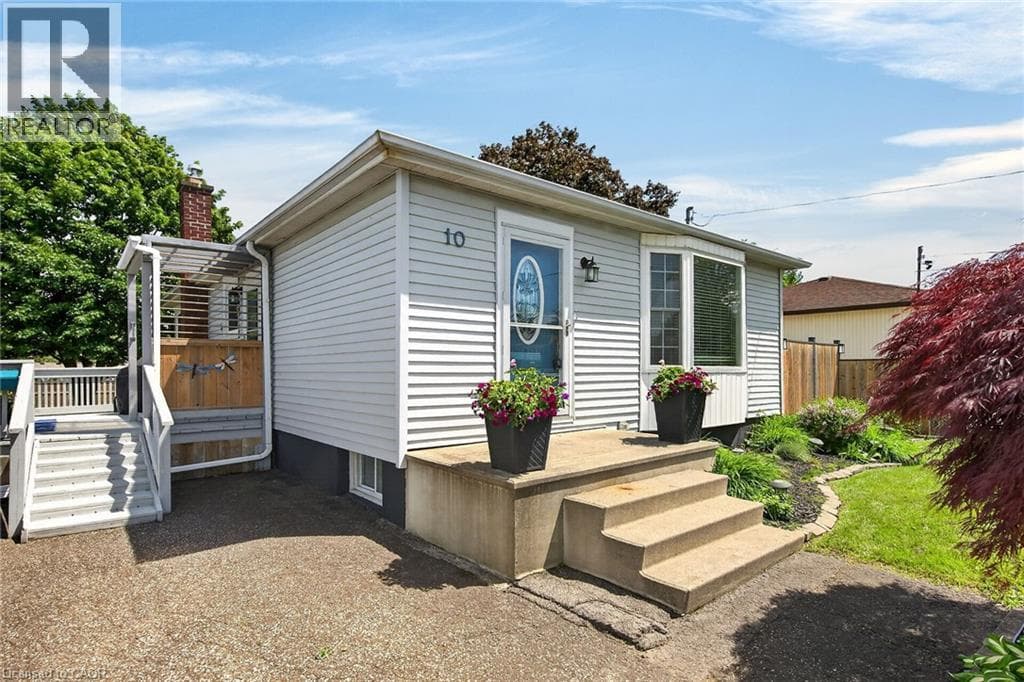 Single Family at 10 FREDERICK Street, St. Catharines, Ontario - Photo 4 - RE/MAX Garden City Realty