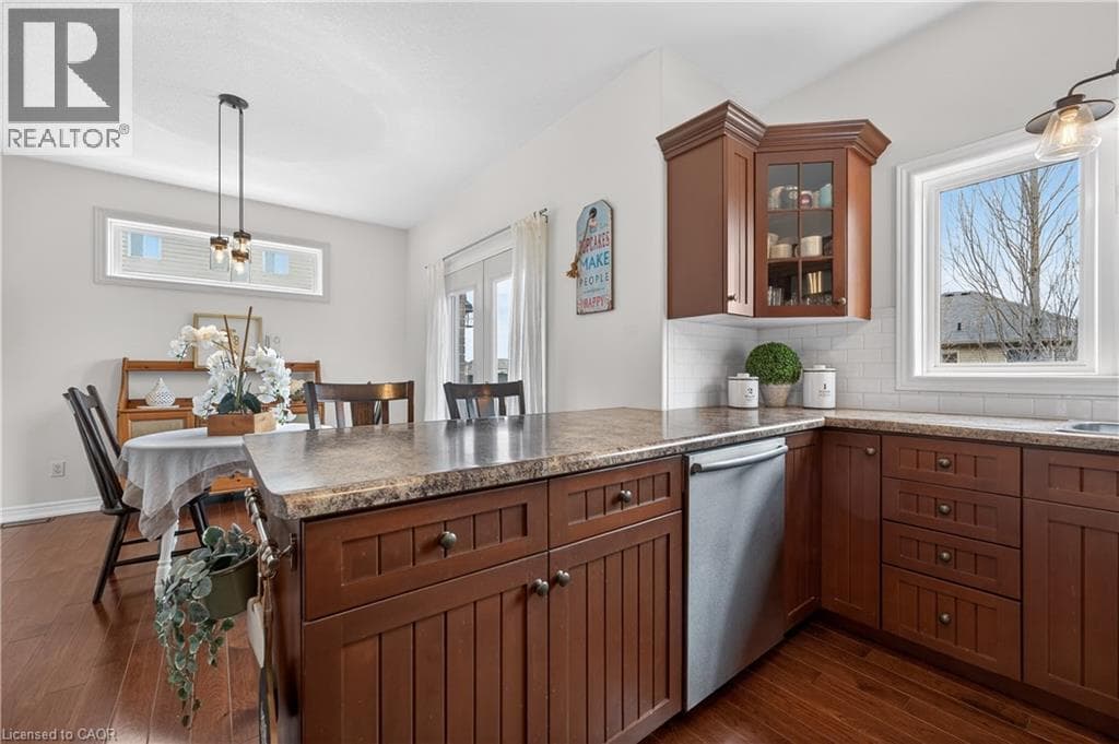 Single Family at 17 HEATHCOTE Court, Grimsby, Ontario - Photo 10 - RE/MAX Garden City Realty