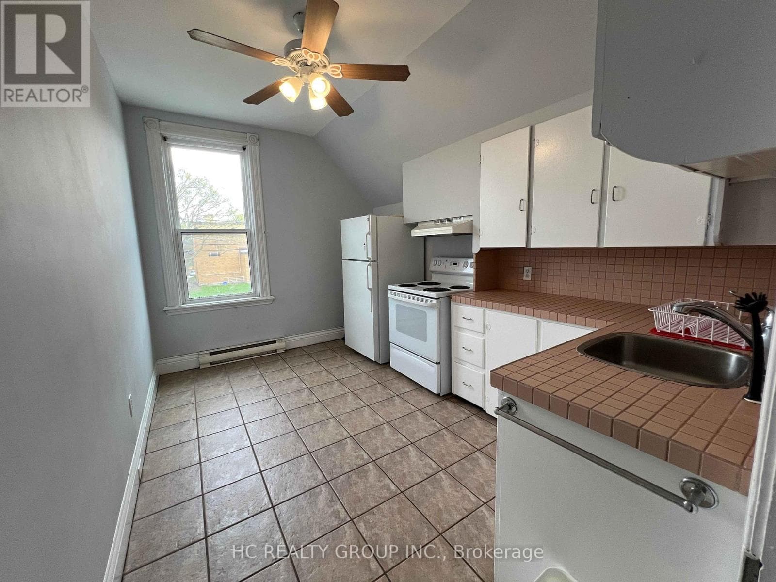 Multi-family at Upper Unit- 416 Oxford Street, London East (East B), Ontario - Photo 3 - RE/MAX Garden City Realty