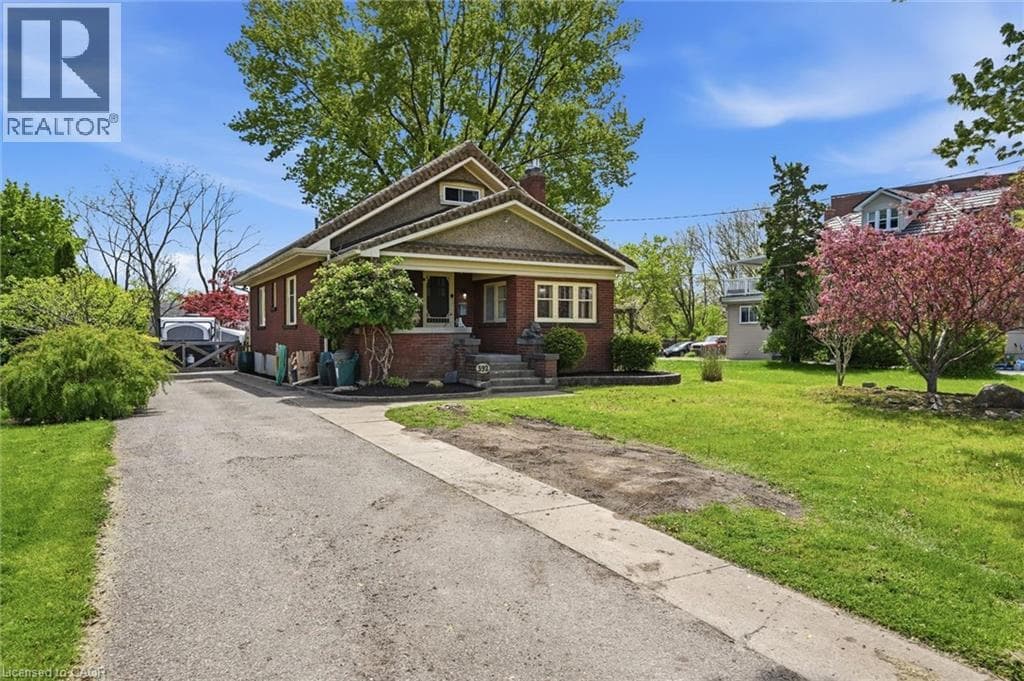 Single Family at 392 QUEENSTON Street, St. Catharines, Ontario - Photo 3 - RE/MAX Garden City Realty
