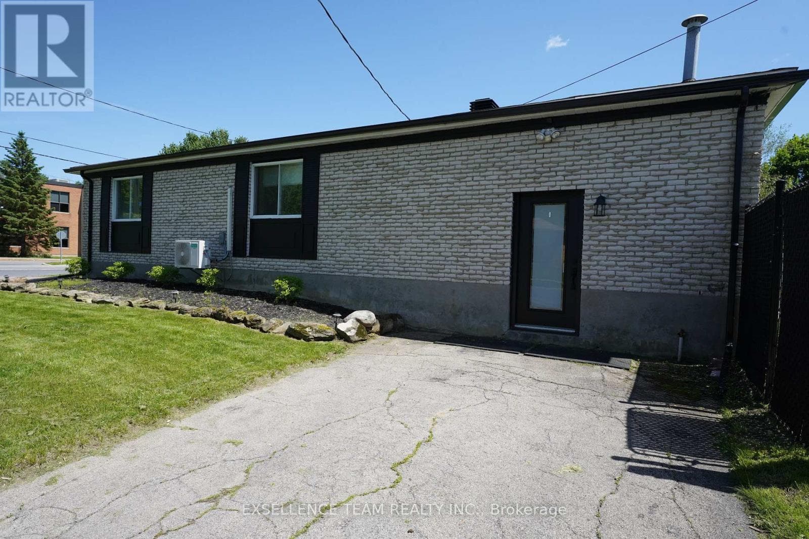 Single Family at 616 Surgenor Street, Cornwall, Ontario - Photo 3 - RE/MAX Garden City Realty