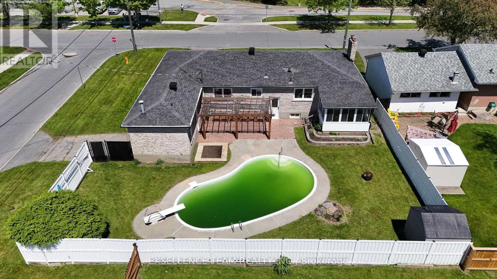 Single Family at 616 Surgenor Street, Cornwall, Ontario - Photo 4 - RE/MAX Garden City Realty