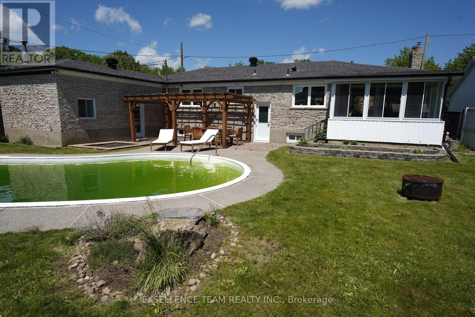 Single Family at 616 Surgenor Street, Cornwall, Ontario - Photo 5 - RE/MAX Garden City Realty