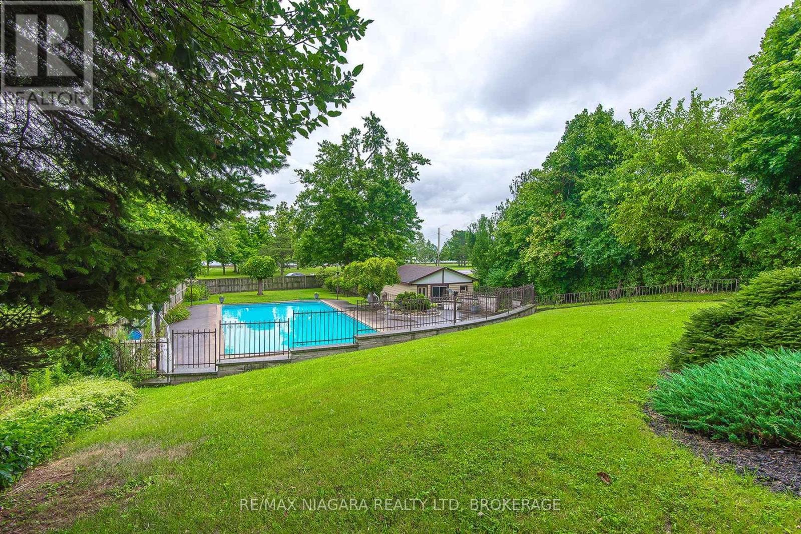 Single Family at 140 LAKESHORE Road, Fort Erie (Lakeshore), Ontario - Photo 9 - RE/MAX Garden City Realty