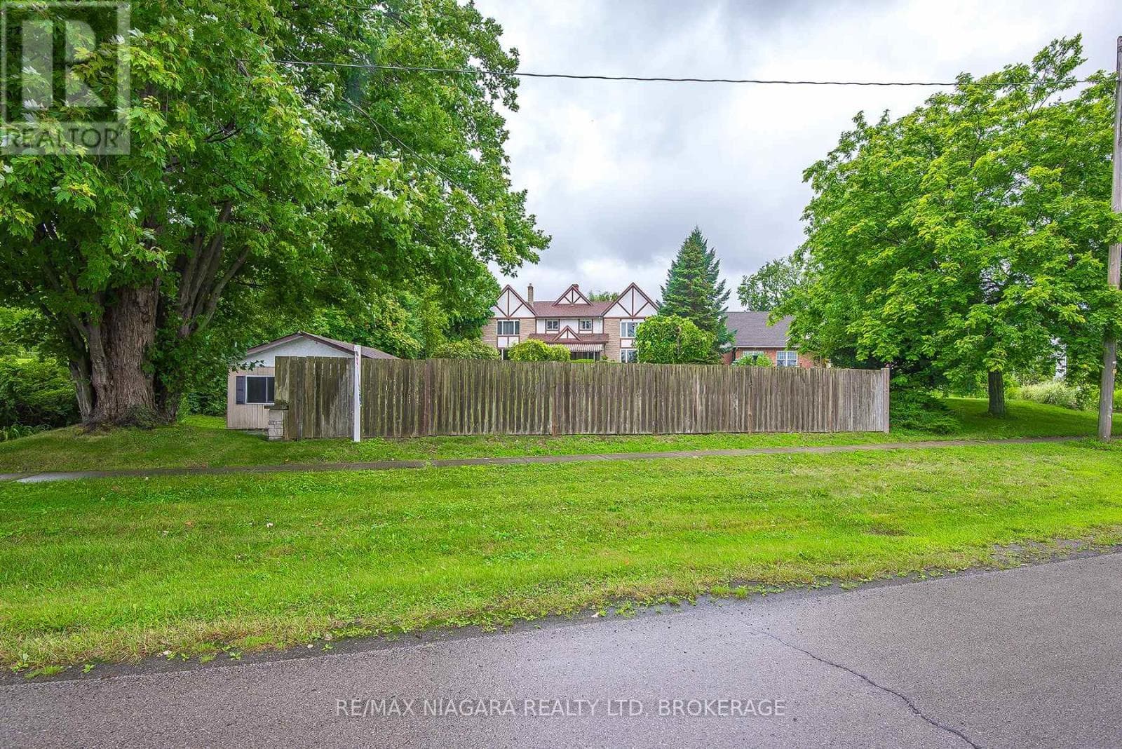 Single Family at 140 LAKESHORE Road, Fort Erie (Lakeshore), Ontario - Photo 8 - RE/MAX Garden City Realty