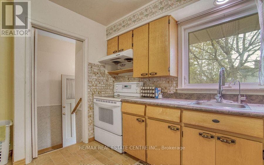 Single Family at 314 Strathcona Drive, Burlington (Shoreacres), Ontario - Photo 10 - RE/MAX Garden City Realty