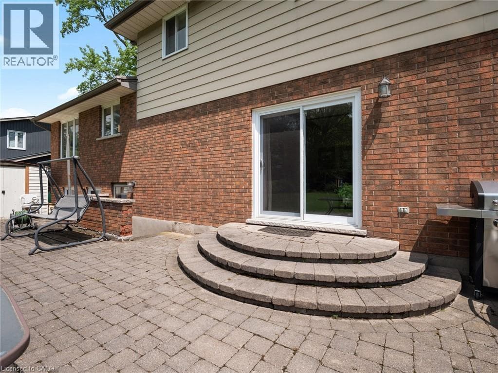 Single Family at 17 MONTGOMERY Road, Welland, Ontario - Photo 4 - RE/MAX Garden City Realty