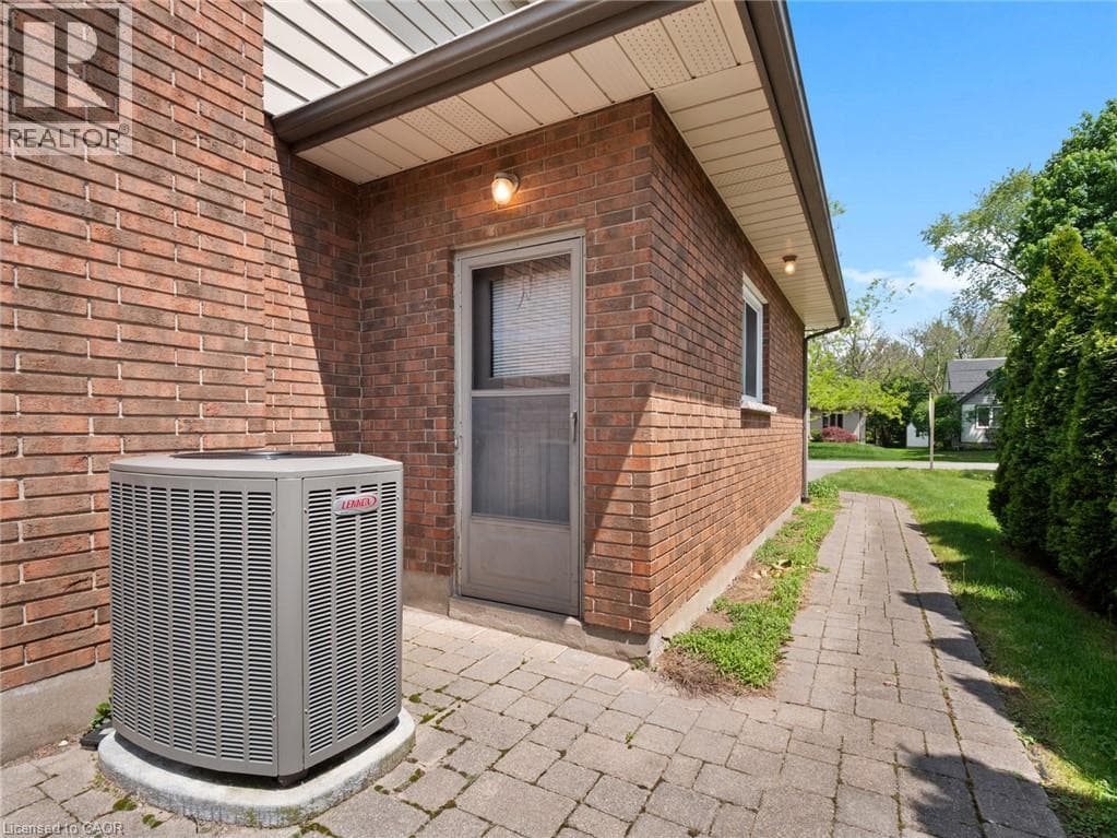 Single Family at 17 MONTGOMERY Road, Welland, Ontario - Photo 5 - RE/MAX Garden City Realty