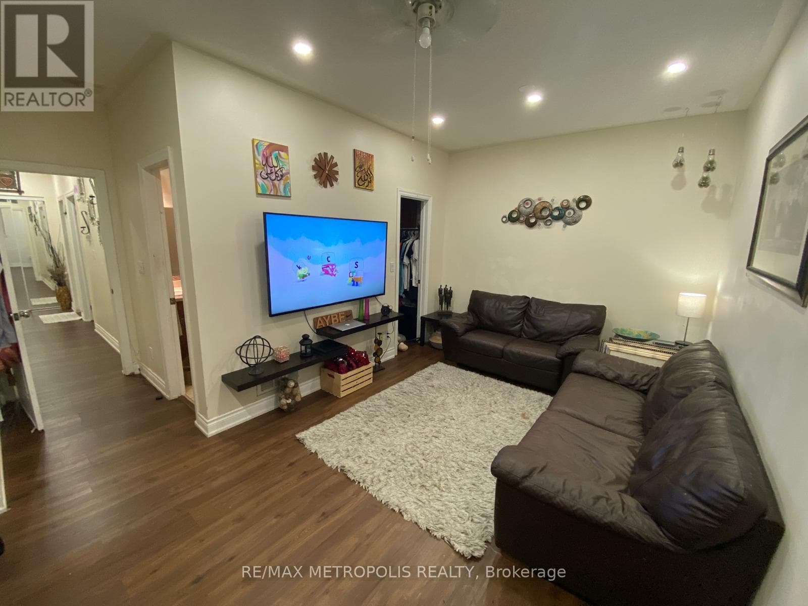 205- 2352 Middlefield Road