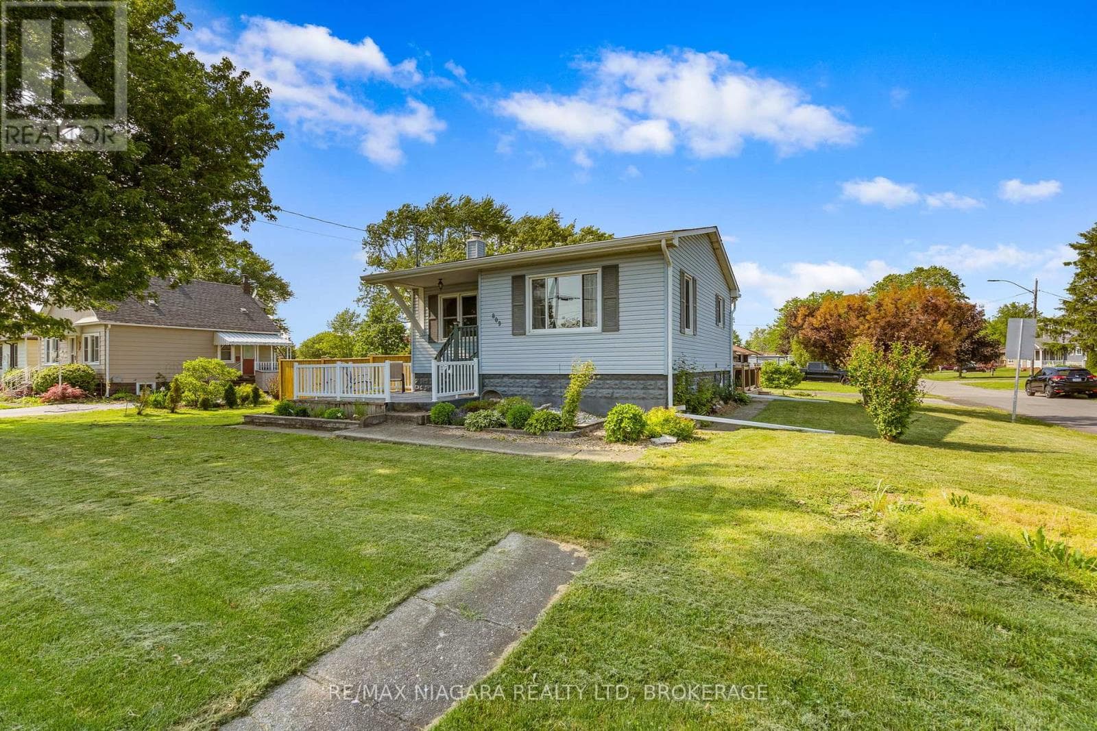 Single Family at 809 Broadway Avenue, Welland (Broadway), Ontario - Photo 2 - RE/MAX Garden City Realty