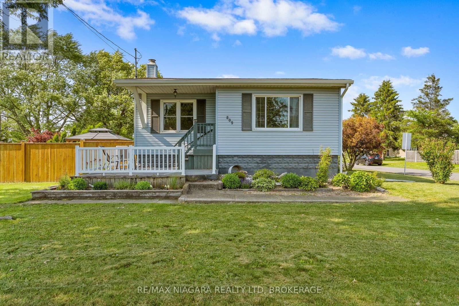 Single Family at 809 Broadway Avenue, Welland (Broadway), Ontario - Photo 3 - RE/MAX Garden City Realty
