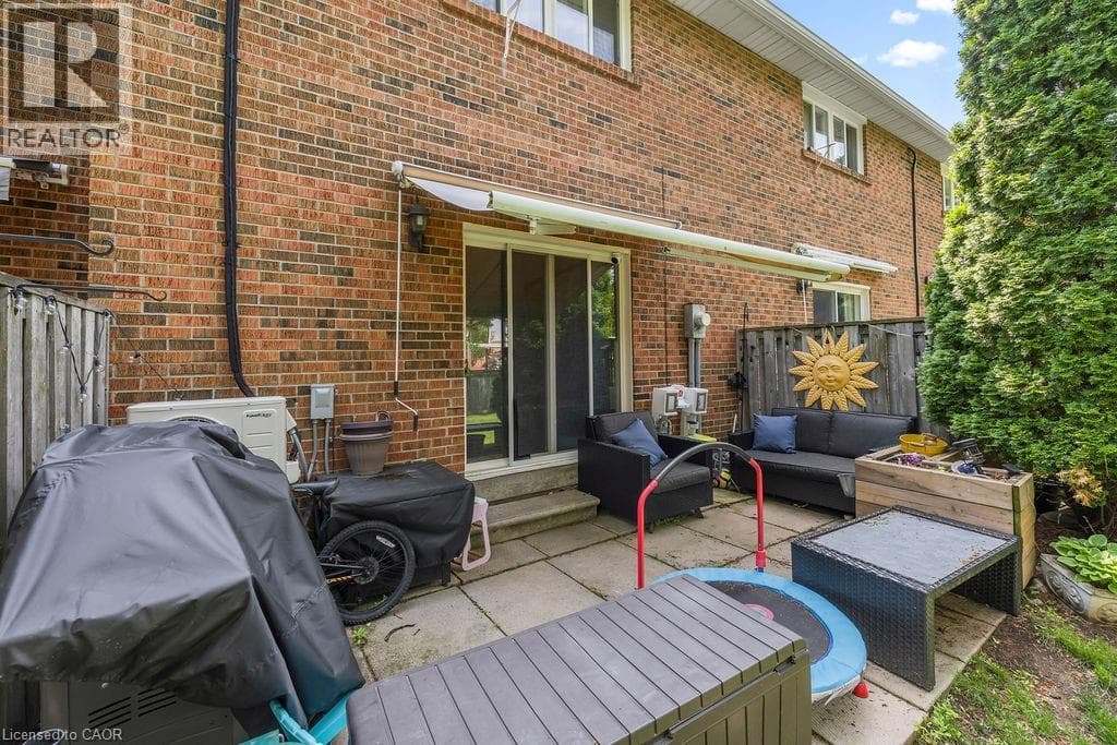 Single Family at 34- 125 LIVINGSTON Avenue, Grimsby, Ontario - Photo 3 - RE/MAX Garden City Realty