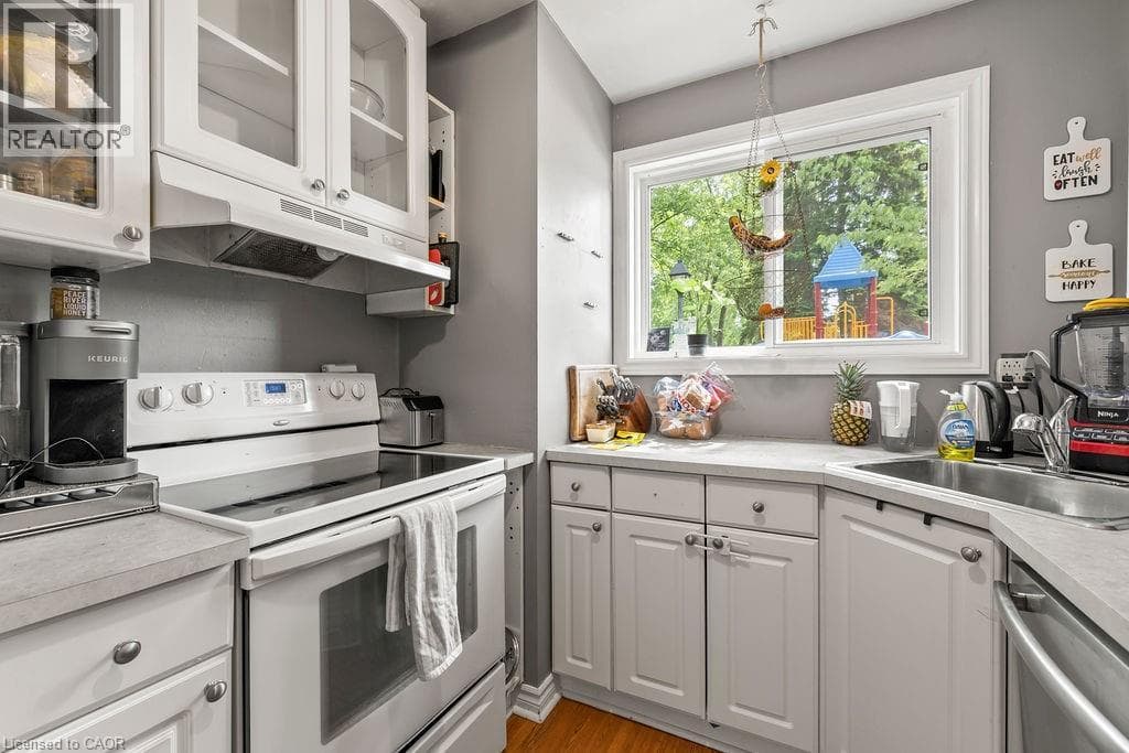 Single Family at 34- 125 LIVINGSTON Avenue, Grimsby, Ontario - Photo 5 - RE/MAX Garden City Realty