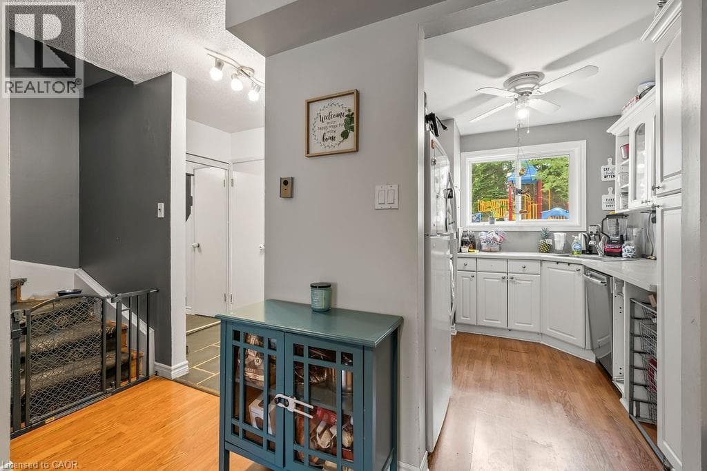 Single Family at 34- 125 LIVINGSTON Avenue, Grimsby, Ontario - Photo 10 - RE/MAX Garden City Realty