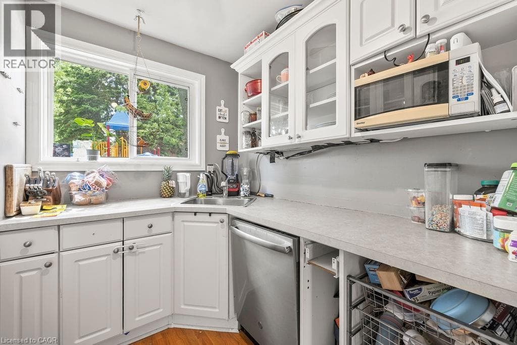 Single Family at 34- 125 LIVINGSTON Avenue, Grimsby, Ontario - Photo 7 - RE/MAX Garden City Realty