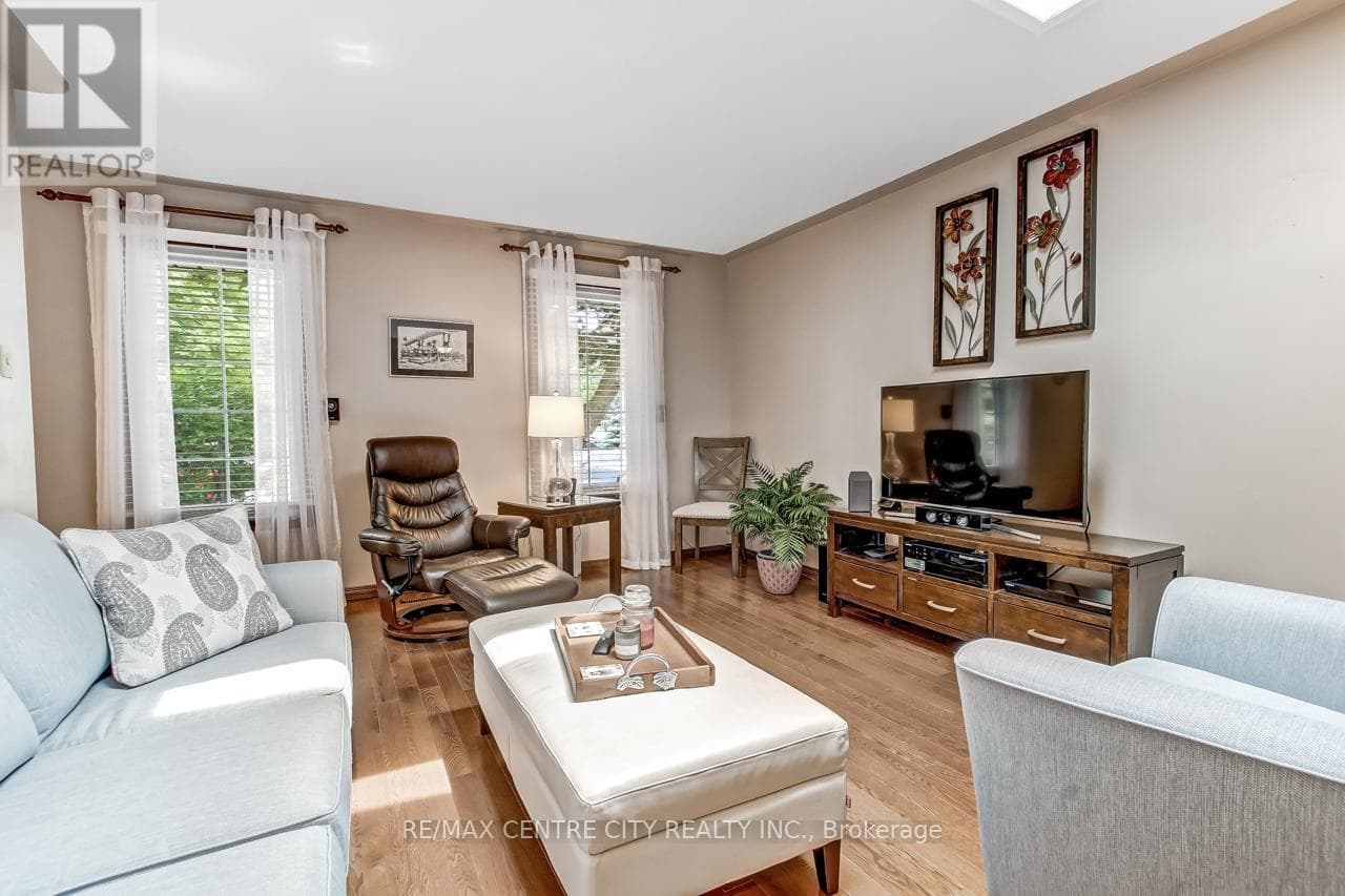 Single Family at 20 Hines Crescent, London South (South Q), Ontario - Photo 6 - RE/MAX Garden City Realty