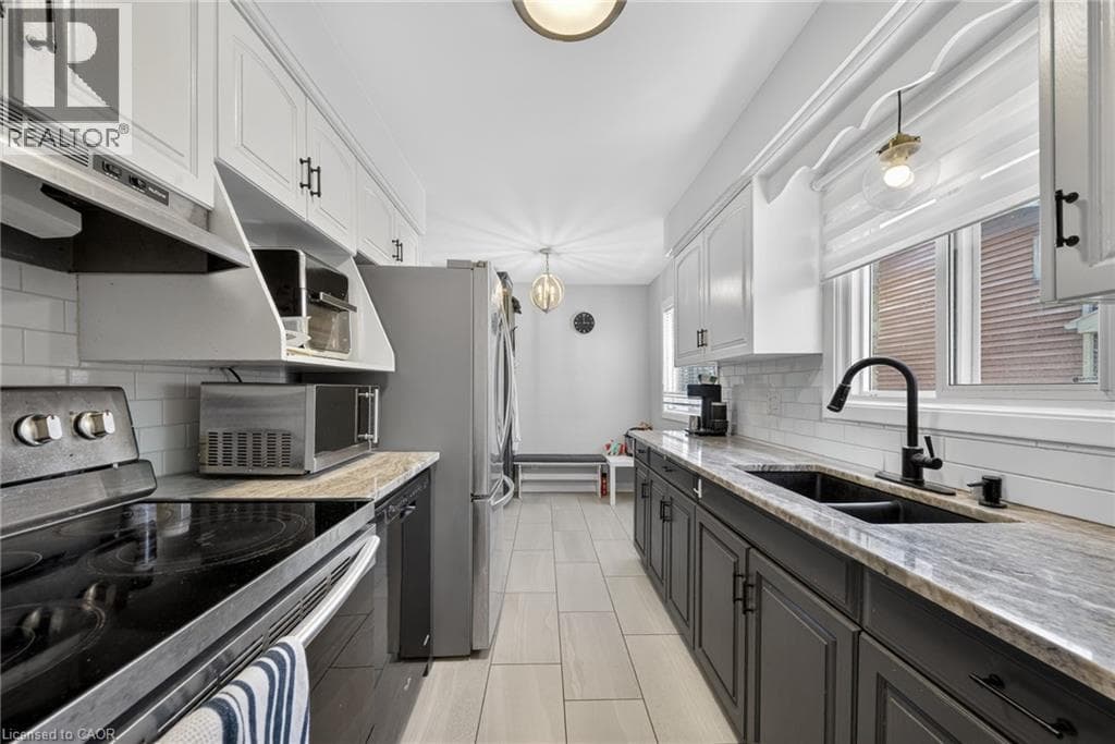 Single Family at 136 ROCKWOOD Avenue, St. Catharines, Ontario - Photo 5 - RE/MAX Garden City Realty