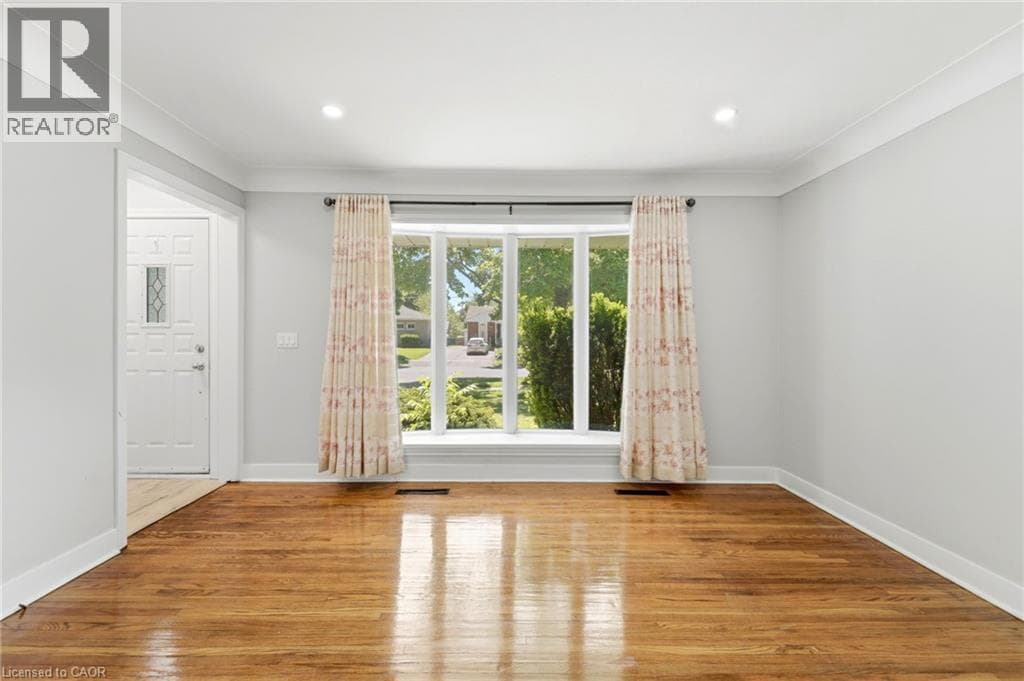 Single Family at 6447 BURDETTE Drive, Niagara Falls, Ontario - Photo 5 - RE/MAX Garden City Realty