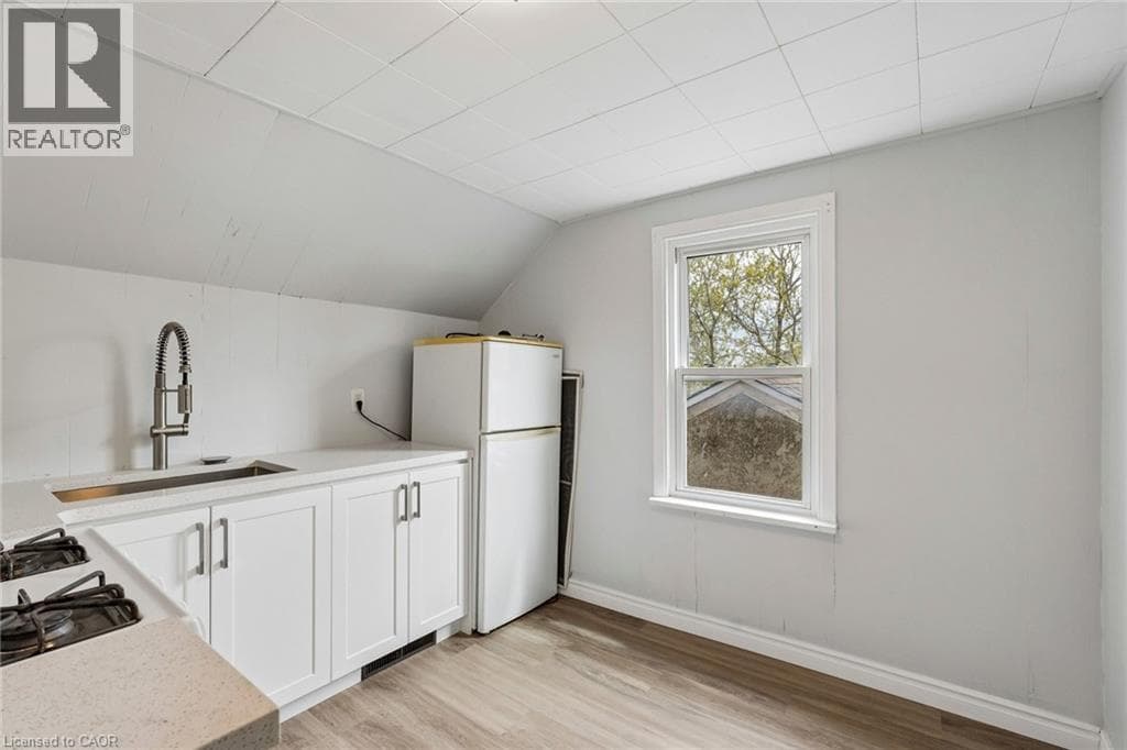Single Family at UPPER- 26 ALBINA Street, Welland, Ontario - Photo 9 - RE/MAX Garden City Realty