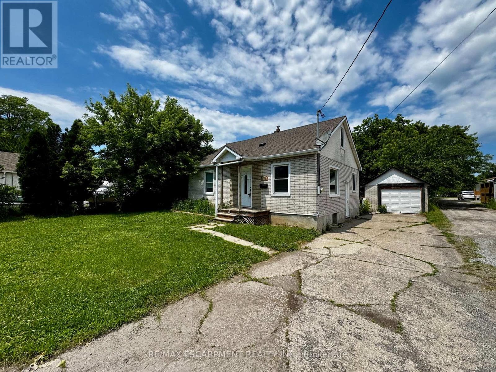 Single Family at 89 Lincoln Avenue, St. Catharines (Oakdale), Ontario - Photo 2 - RE/MAX Garden City Realty