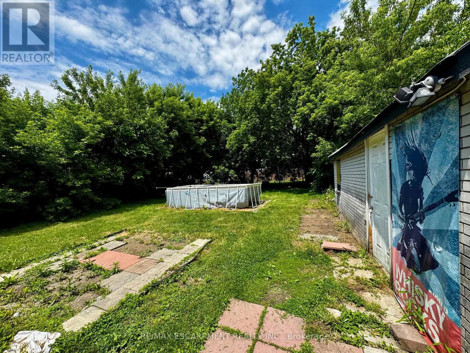 Single Family at 89 Lincoln Avenue, St. Catharines (Oakdale), Ontario - Photo 4 - RE/MAX Garden City Realty