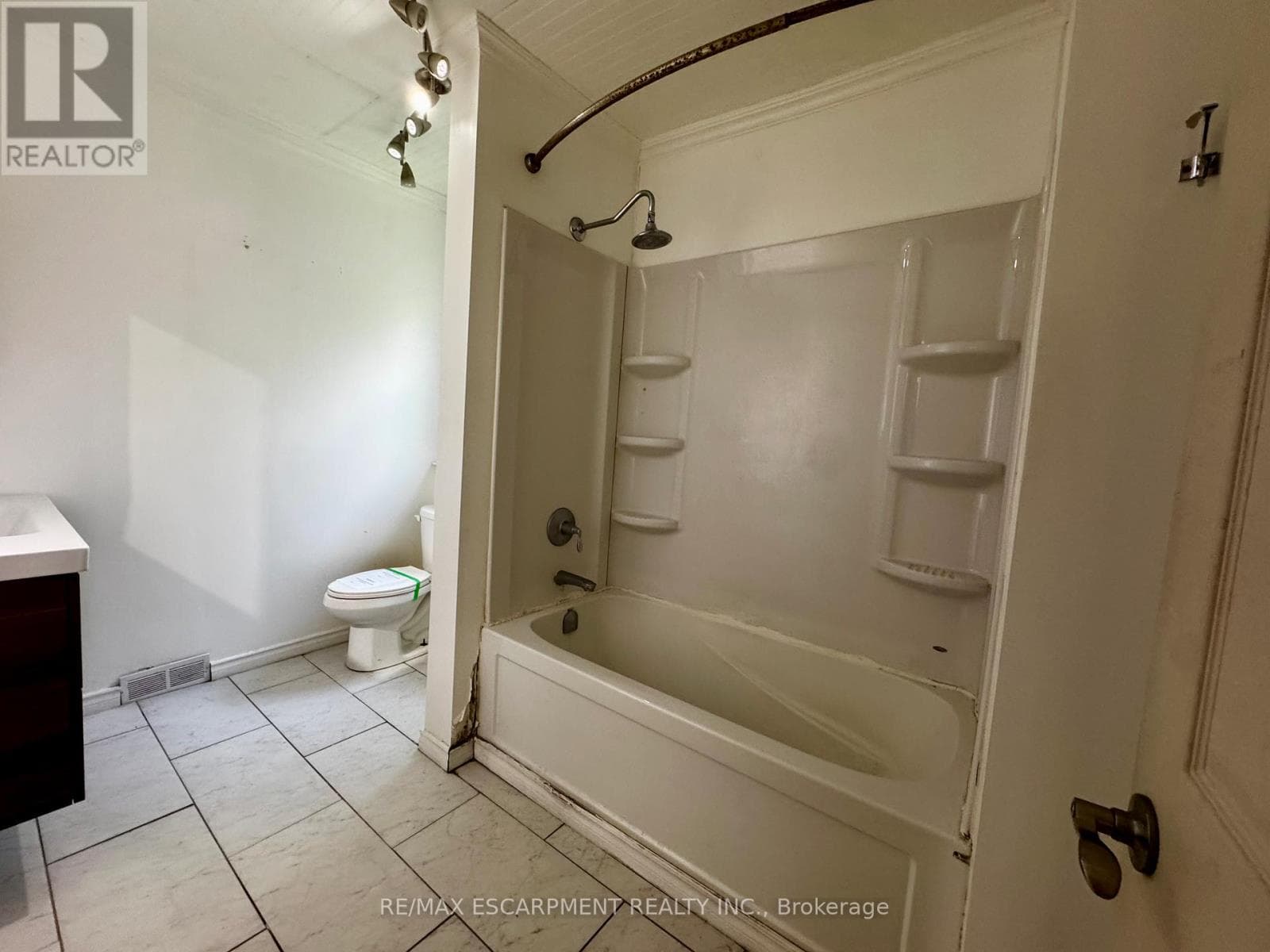 Single Family at 89 Lincoln Avenue, St. Catharines (Oakdale), Ontario - Photo 7 - RE/MAX Garden City Realty