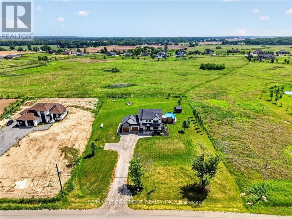 Single Family at 195 VICTORIA Avenue, Pelham (Fenwick), Ontario - Photo 4 - RE/MAX Garden City Realty