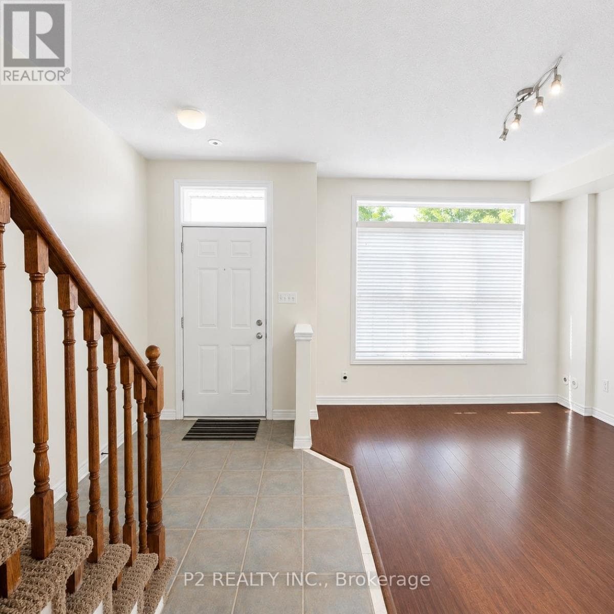Single Family at 7- 3062 Lake Shore Boulevard, Toronto (New Toronto), Ontario - Photo 2 - RE/MAX Garden City Realty