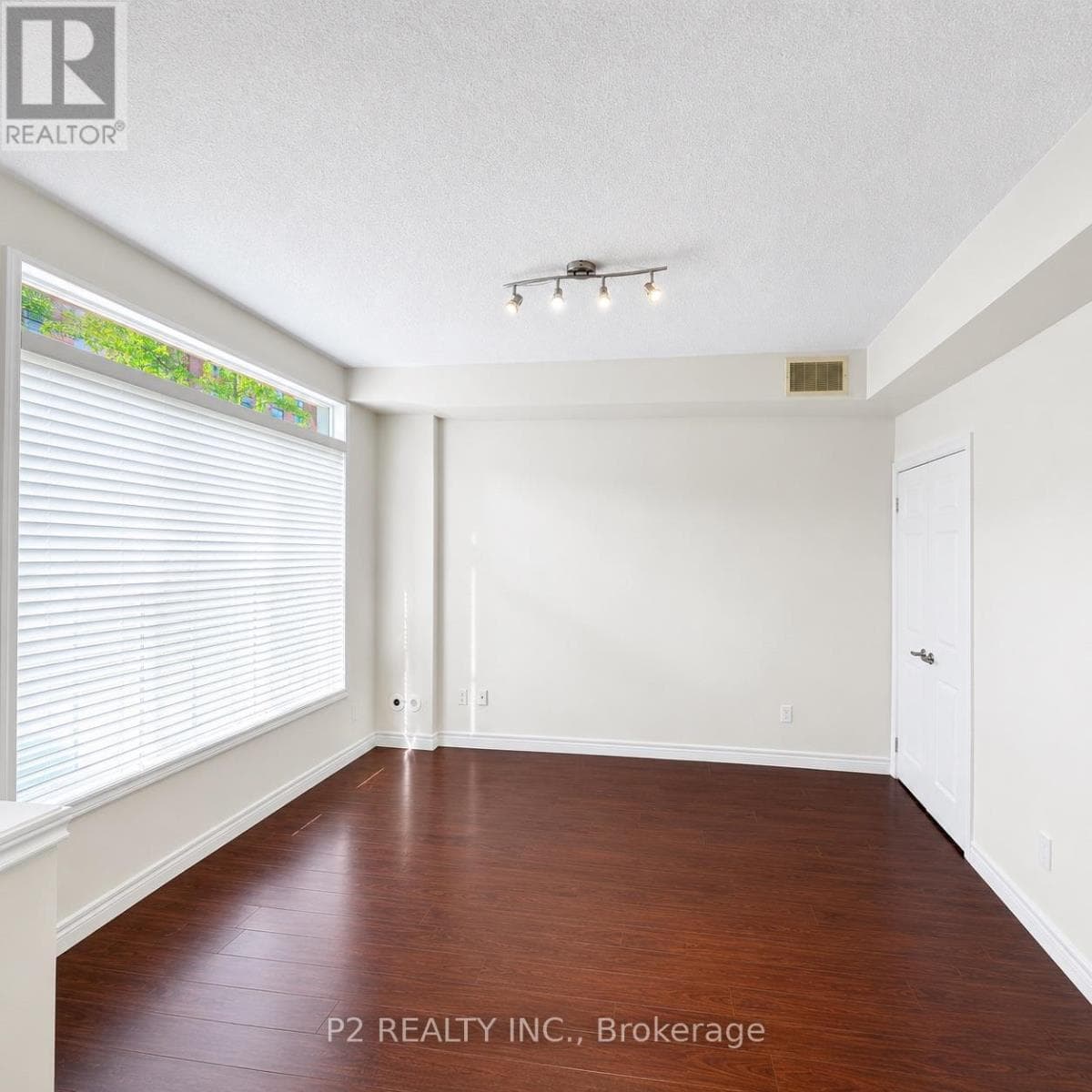 Single Family at 7- 3062 Lake Shore Boulevard, Toronto (New Toronto), Ontario - Photo 3 - RE/MAX Garden City Realty