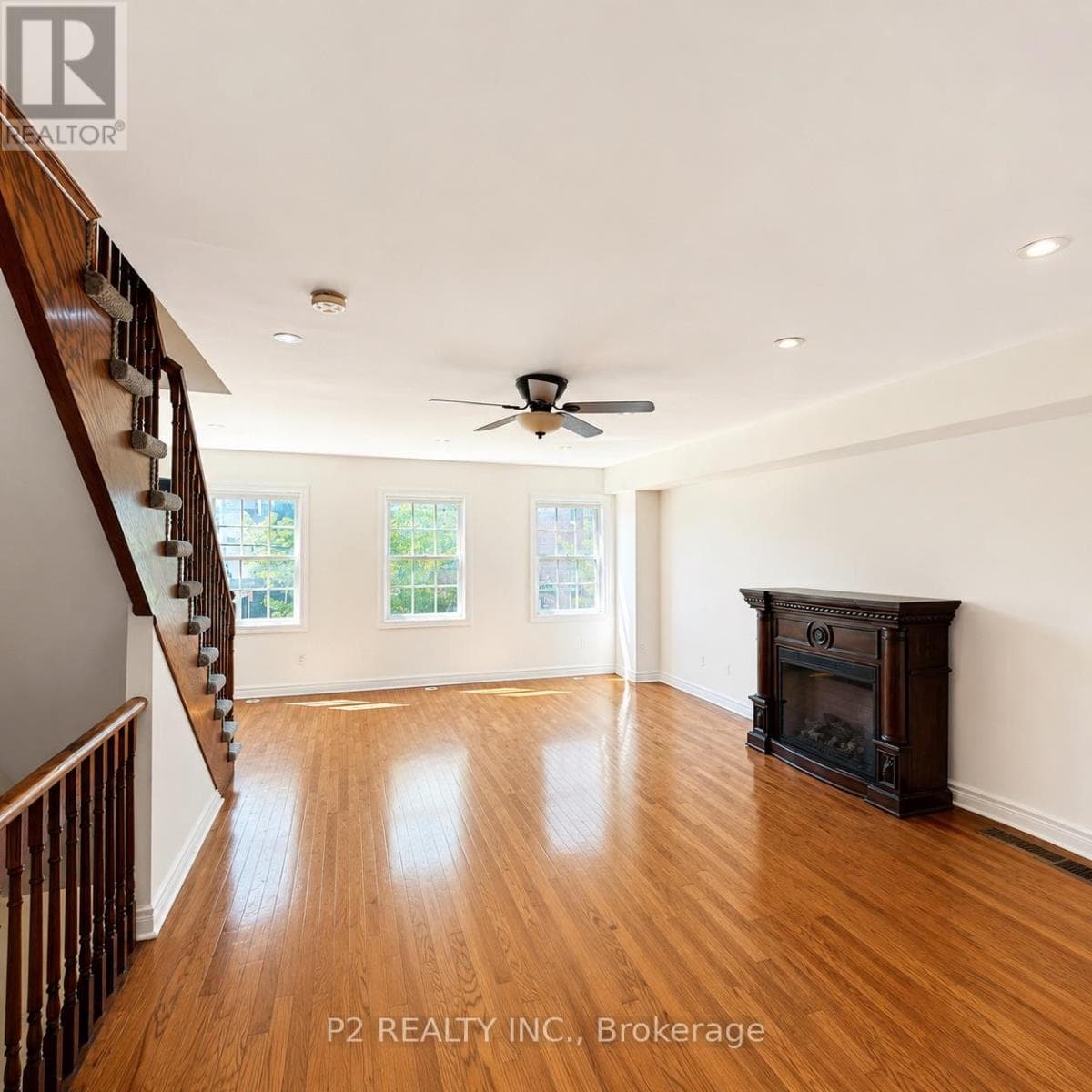 Single Family at 7- 3062 Lake Shore Boulevard, Toronto (New Toronto), Ontario - Photo 4 - RE/MAX Garden City Realty