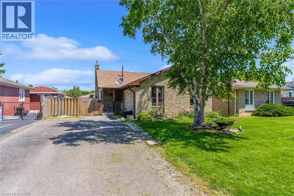 Single Family at 49 GROVE Avenue, St. Catharines, Ontario - Photo 2 - RE/MAX Garden City Realty