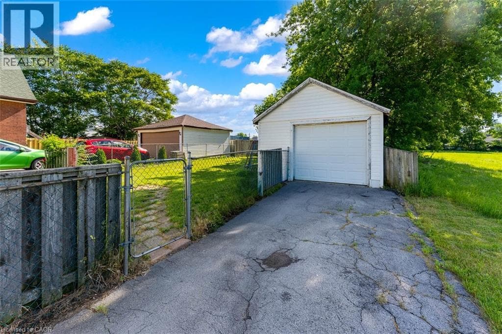 Single Family at 5932 CARLTON Avenue, Niagara Falls, Ontario - Photo 3 - RE/MAX Garden City Realty