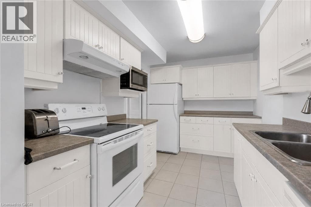 Single Family at 1007- 35 TOWERING HEIGHTS Boulevard, St. Catharines, Ontario - Photo 5 - RE/MAX Garden City Realty